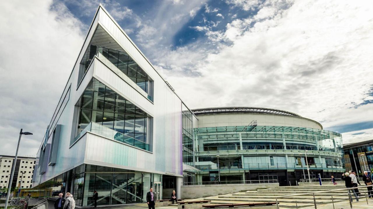 Holiday Inn Express Belfast City By Ihg Bagian luar foto