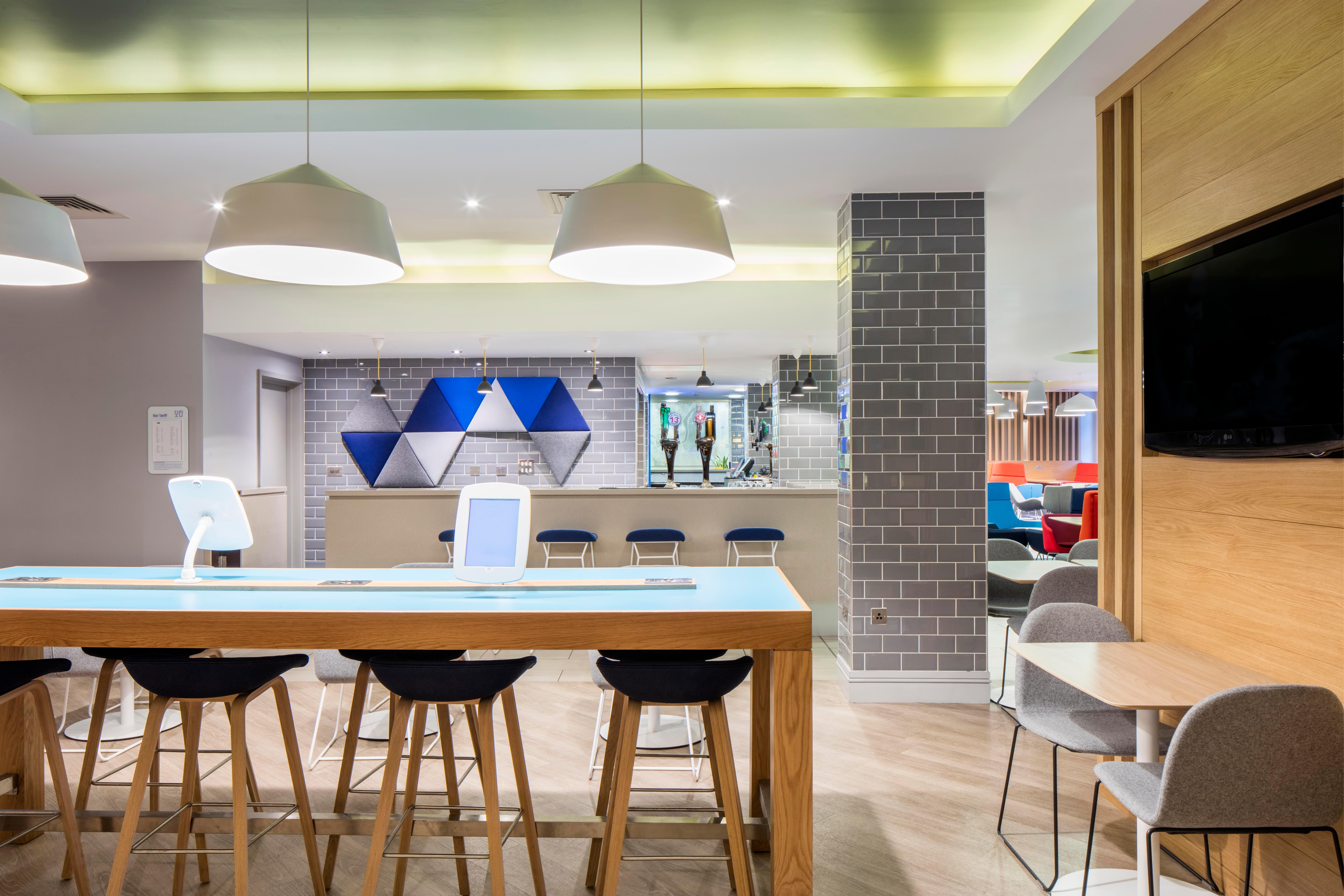 Holiday Inn Express Belfast City By Ihg Bagian luar foto