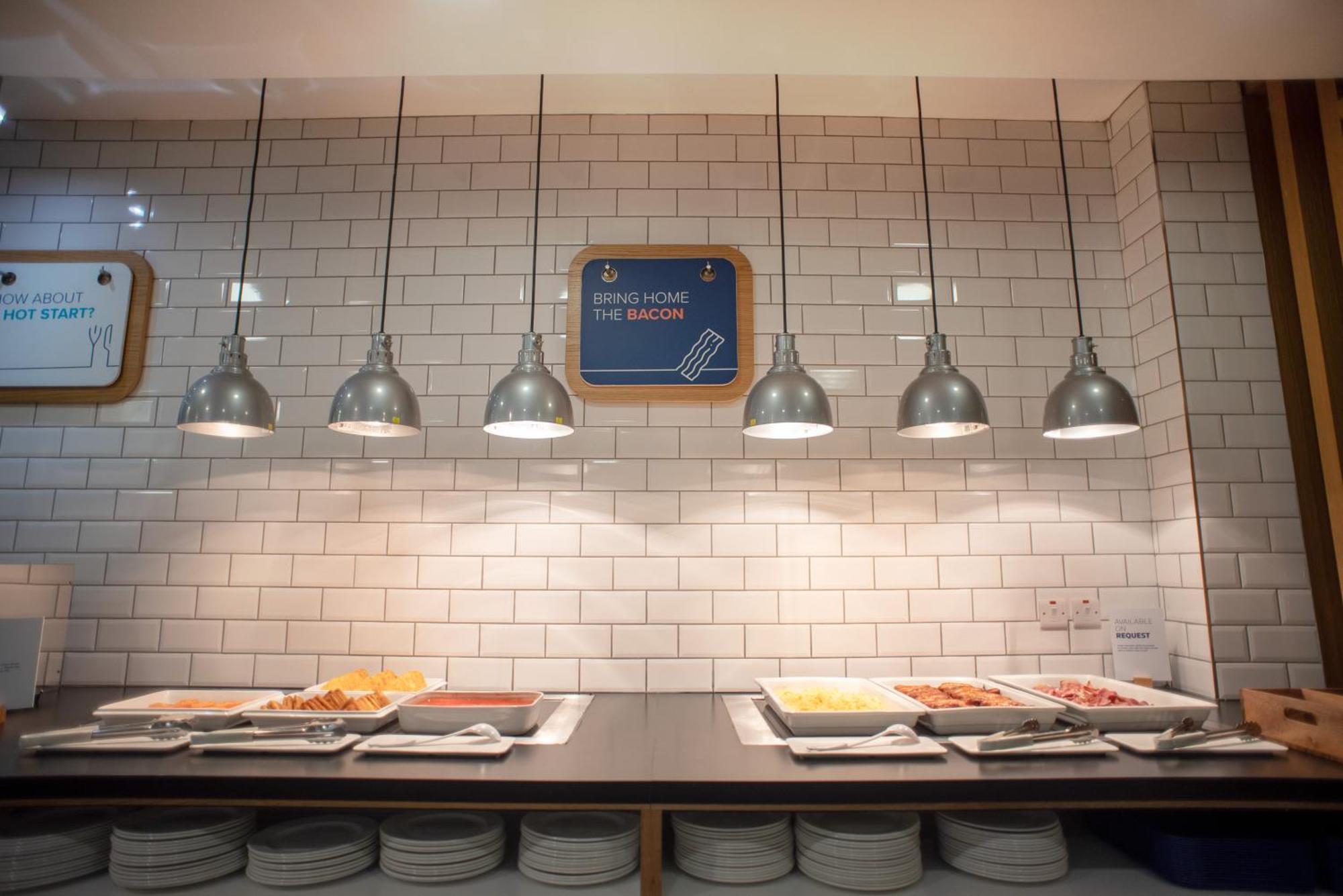 Holiday Inn Express Belfast City By Ihg Bagian luar foto