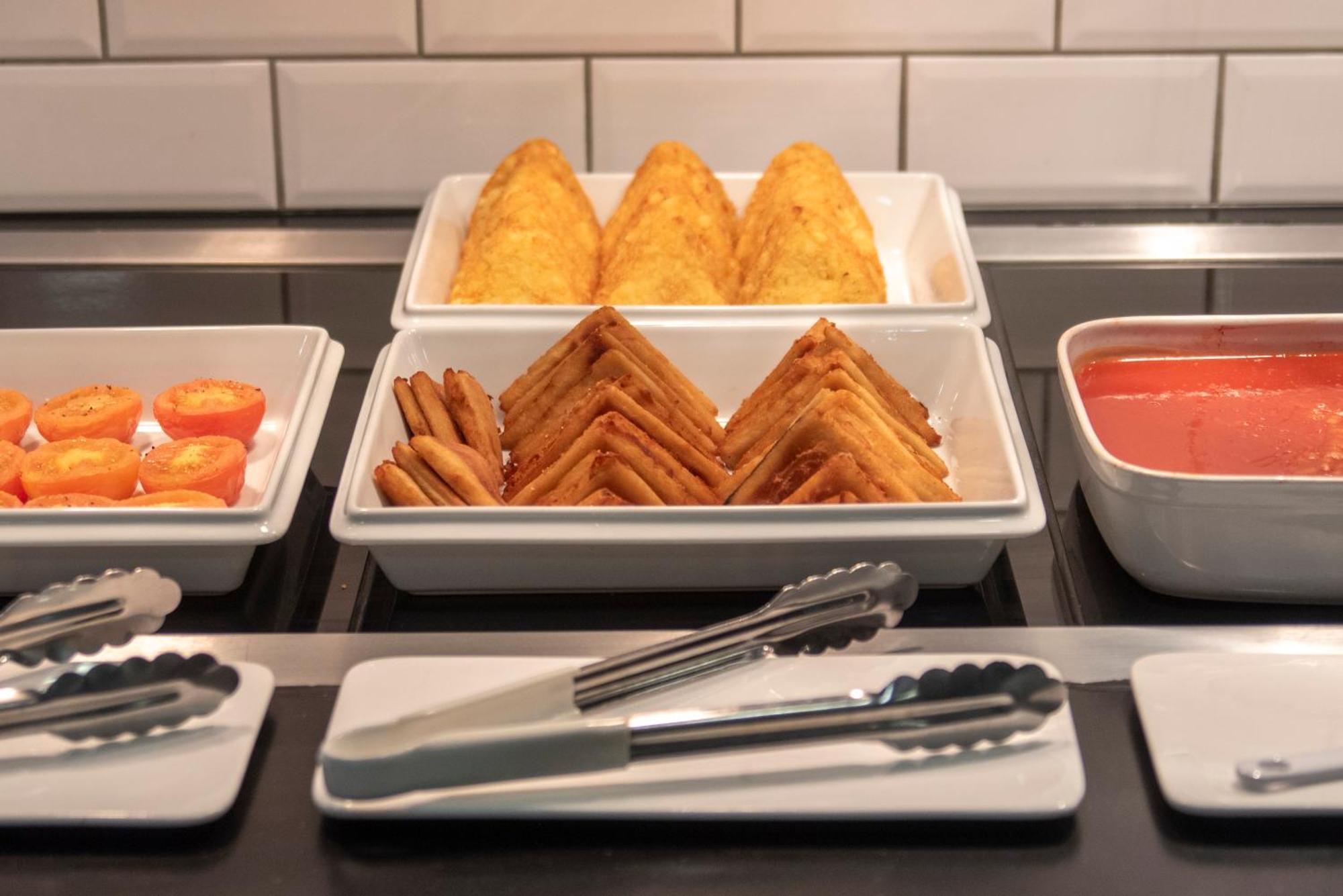 Holiday Inn Express Belfast City By Ihg Bagian luar foto